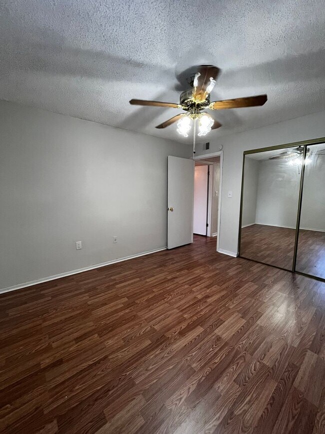 Building Photo - Hourglass District Condo - 2/2 with attached garage