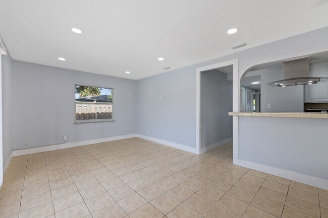 Building Photo - 2706 W Tampa Bay Blvd