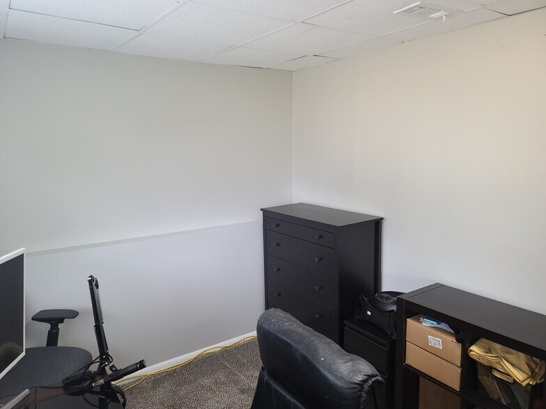 bedroom 1 - 940 W Red Oaks Dr