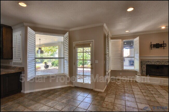 Building Photo - 6598 Eagle Ridge Dr
