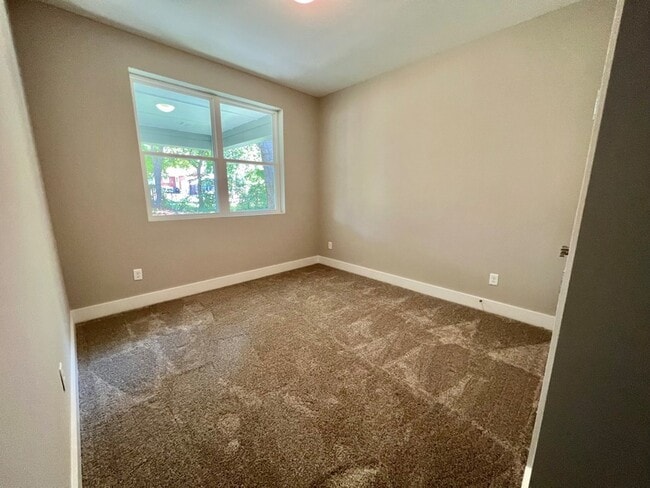 Building Photo - 953B Cahal Ave