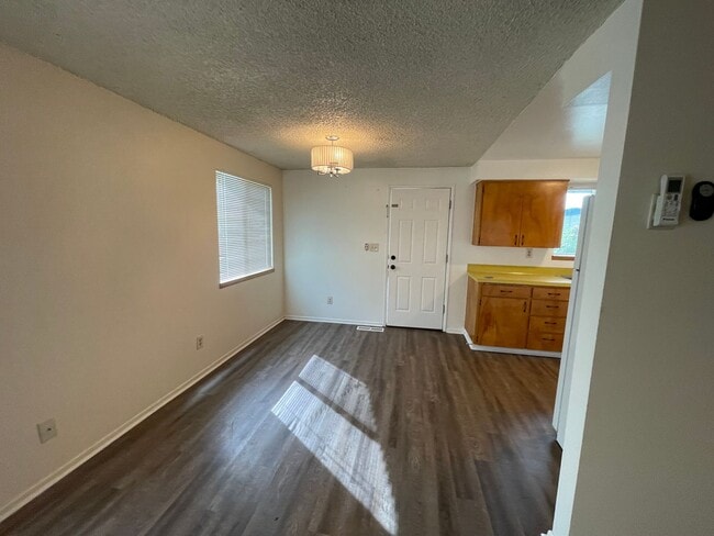 Building Photo - Adorable 2 Bedroom Home