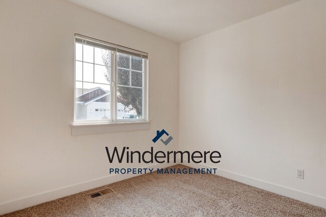 Building Photo - Charming Home in the Heart of Oak Harbor –...