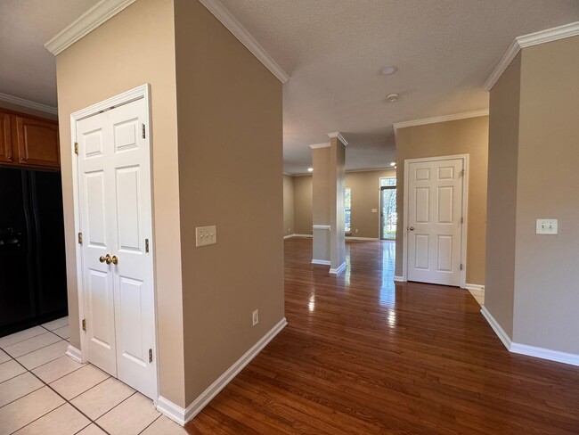 Building Photo - Fabulous 4BR 2.5 Home