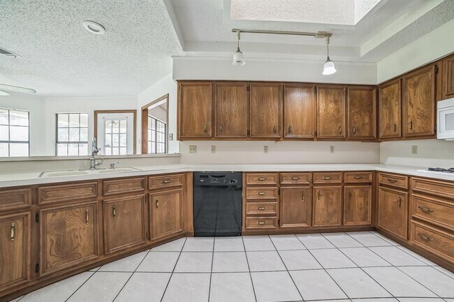 Building Photo - 601 Cedar Ridge Dr