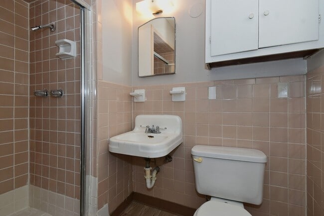 Building Photo - 1304 Skyline Dr