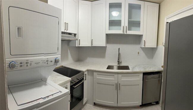 Building Photo - 909 W 13th St