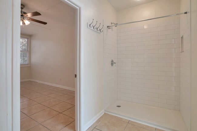 Building Photo - Room in House on Santa Monica Dr