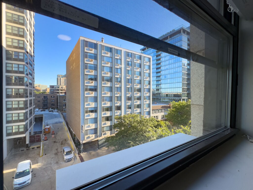 Building Photo - 545 W Belmont