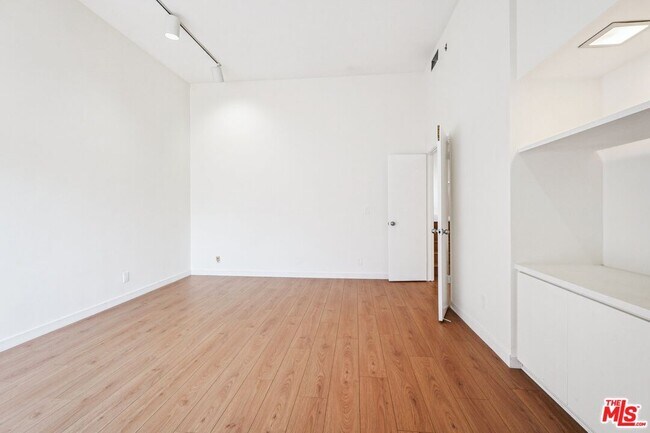 Building Photo - 13065 Mindanao Way
