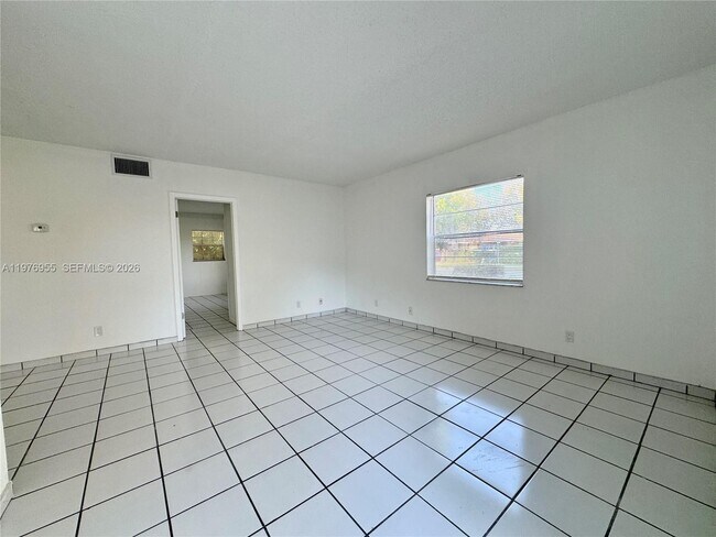 Building Photo - 4140 Woodside Dr