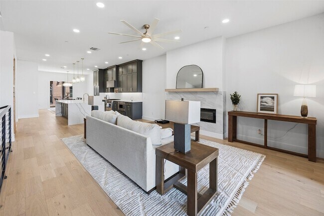 Building Photo - 408 Vista Buena Trl