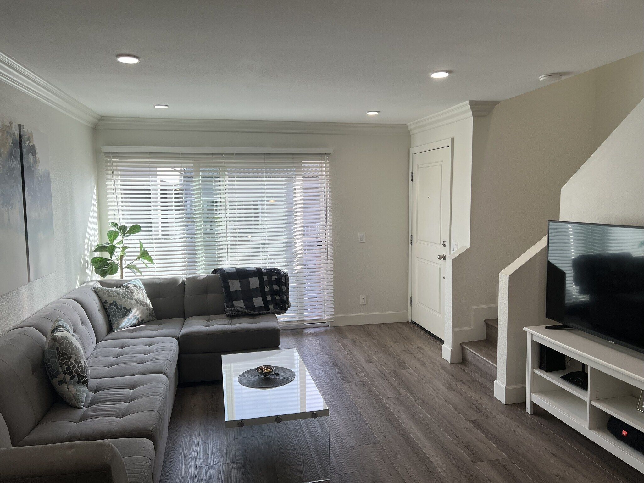 Building Photo - 355 N Maple St