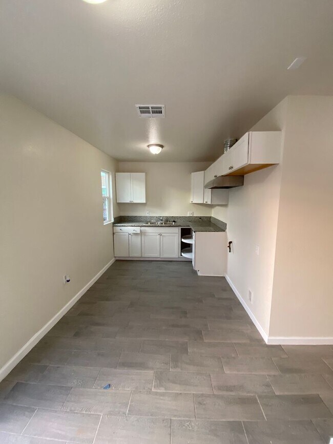 Building Photo - Charming 2 BD 1 BA House in Central SW Bakersfield