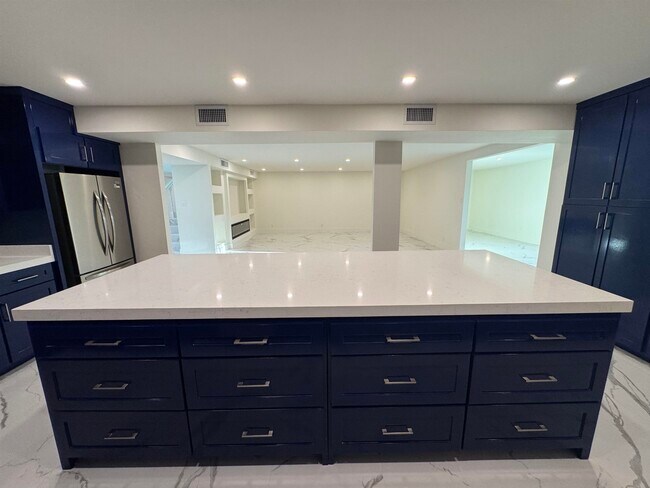 Building Photo - 13 Royale Cir