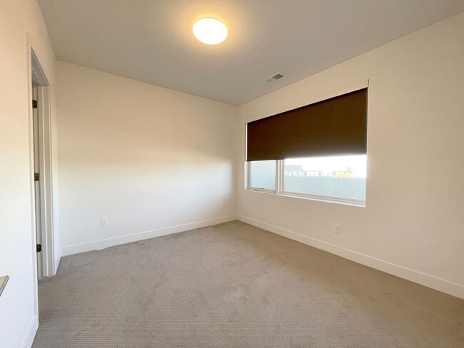 Building Photo - Improved Price!!!! Bustling Location! Mode...