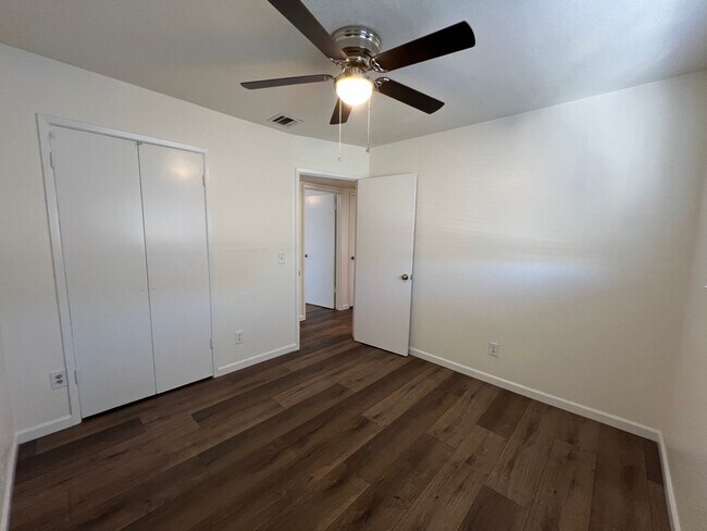 Building Photo - Cozy 2 Bed, 1 Bath – Great Location, Great...