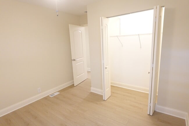Building Photo - 3743 Country Club Ave