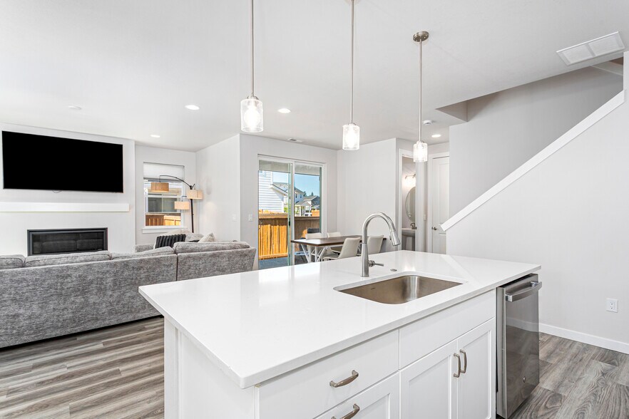 Building Photo - 6533 SW Lupine Ln