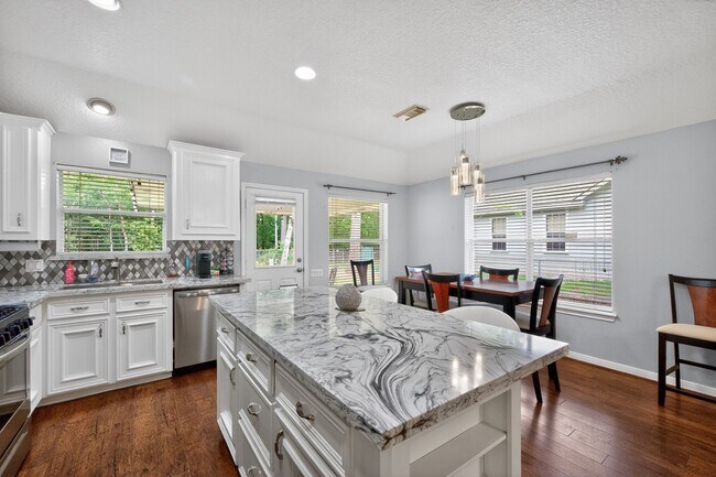 Building Photo - 1017 Pin Oak Dr