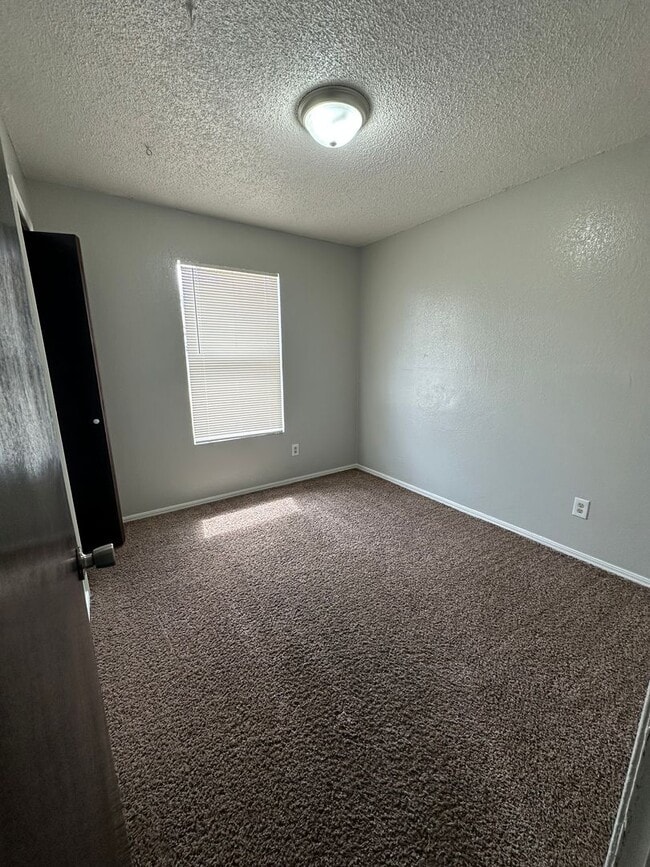 Building Photo - Nice 3bed, 1 1/2 bath. 2 car garage