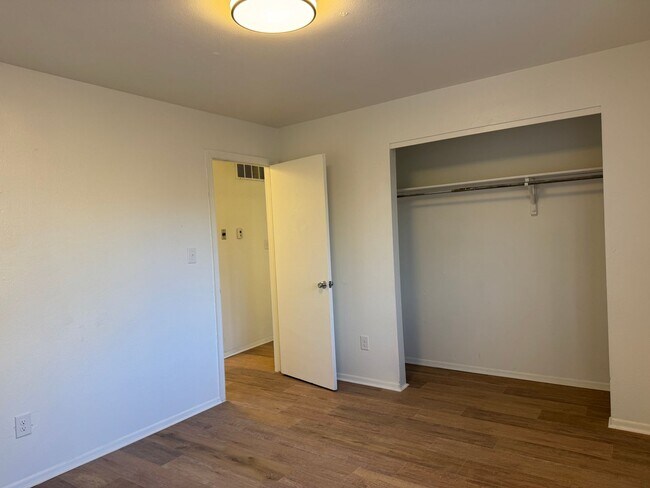 Building Photo - Ground Level - 2 Bed, 1 Bath Townhouse!!!