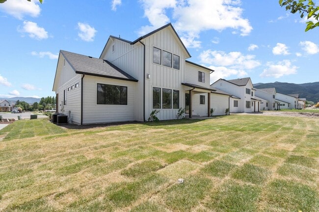 Building Photo - Cozy, Bright, and Spacious Home Nestled in Midway