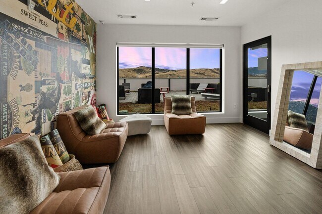 Building Photo - 221 E Oak St