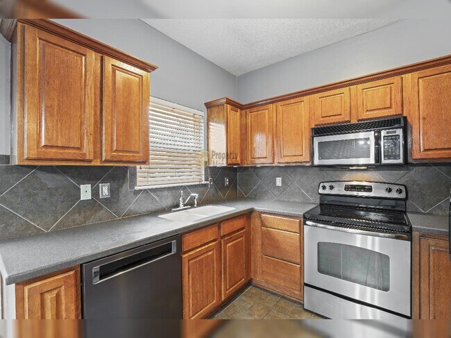 Building Photo - "Charming Lenexa Townhouse: Spacious 2-Bed Retreat with Finished Basement & Gleaming Hardwood Flo...
