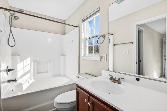 Building Photo - 130 Woodbury Farm Dr