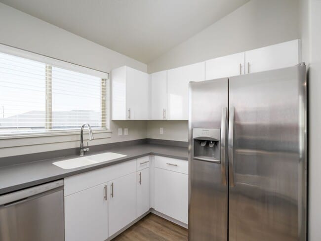 Building Photo - Updated 2BD/2BA Provo Apartment Move-In Ready