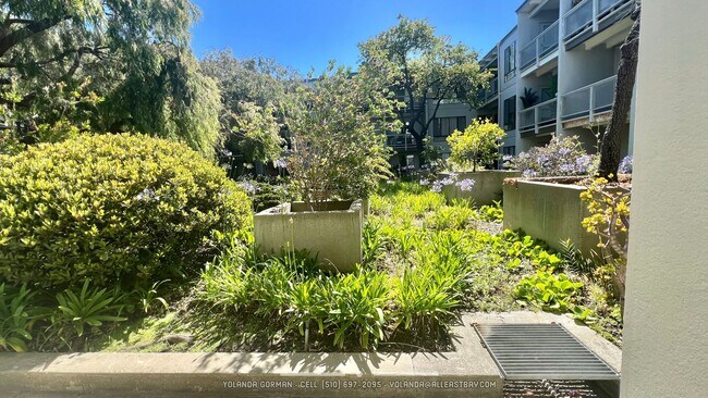 Building Photo - Sweet 2nd floor  studio condo at resort-like Watergate by the Bay in Emeryville!