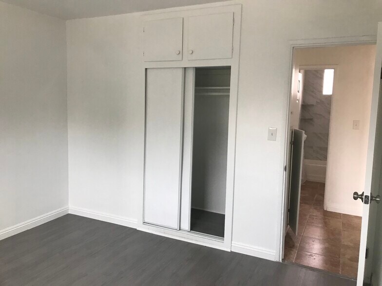 Building Photo - 1030 E 21st St