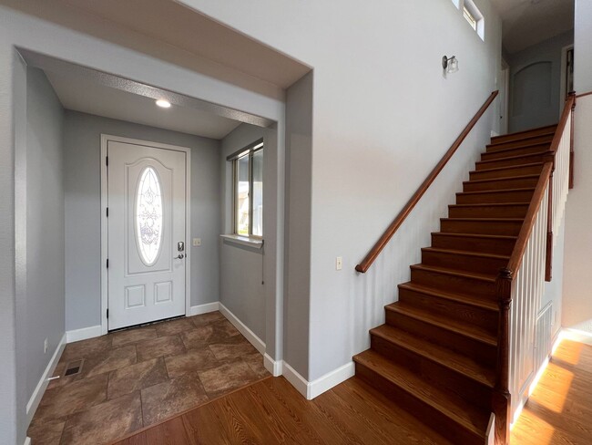 Building Photo - FANTASTIC 2 STORY HOME, 3 bedroom, 2.5 bat...