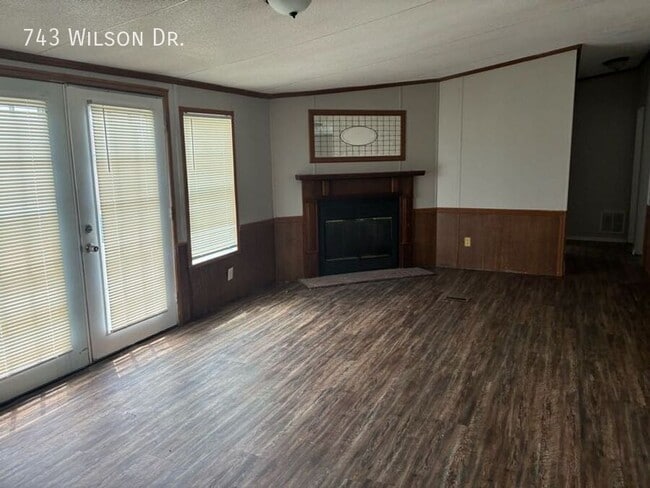 Building Photo - 743 Wilson Dr