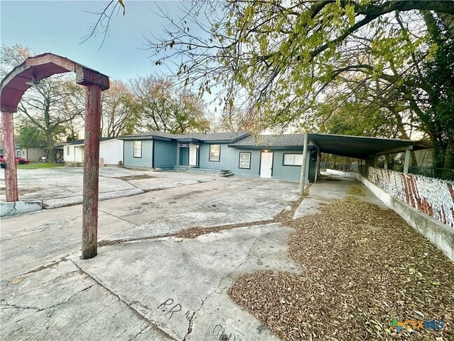 Building Photo - 104 E Fowler Ave