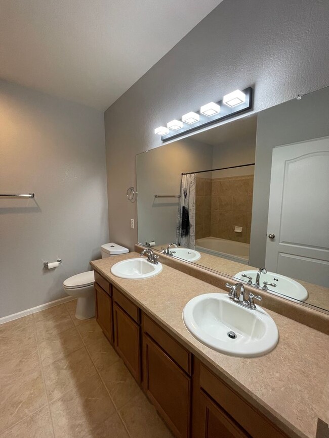 Building Photo - Spacious 2 Bed Condo in Arvada's Maple Lea...