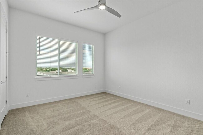 Building Photo - 2050 Lohmans Spur Rd