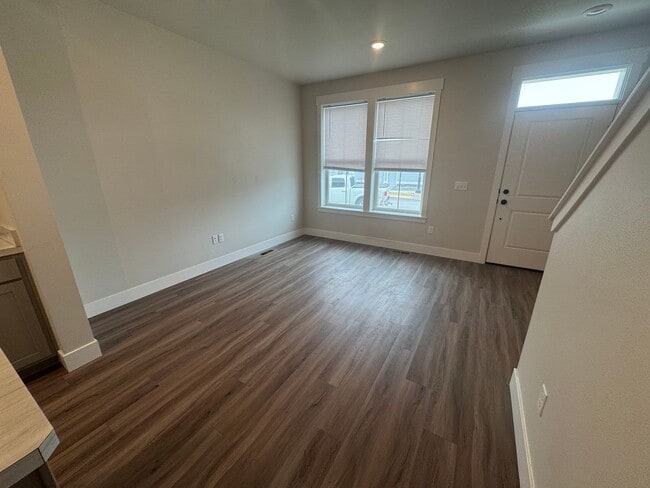 Building Photo - Bright & Modern Annafeld Townhome Living