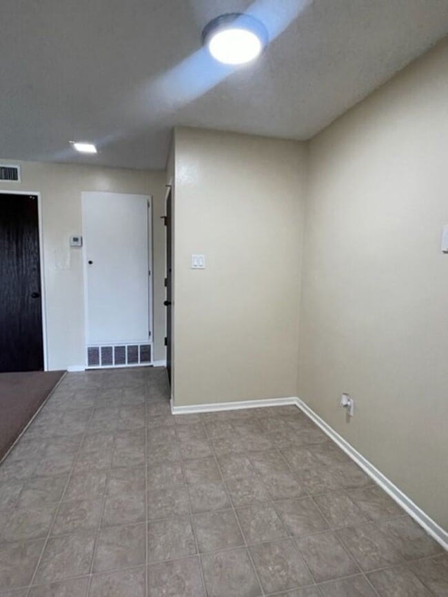 Building Photo - Downey UPPER One Bedroom with Parking, Fir...
