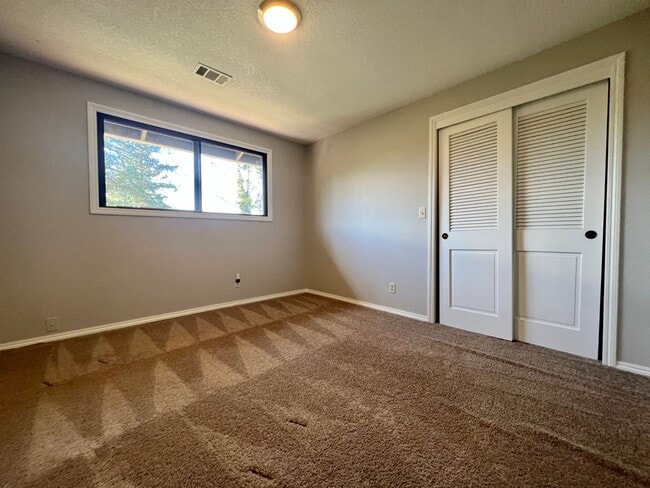 Building Photo - Charming and Spacious Home in a Convenient Gresham Location!