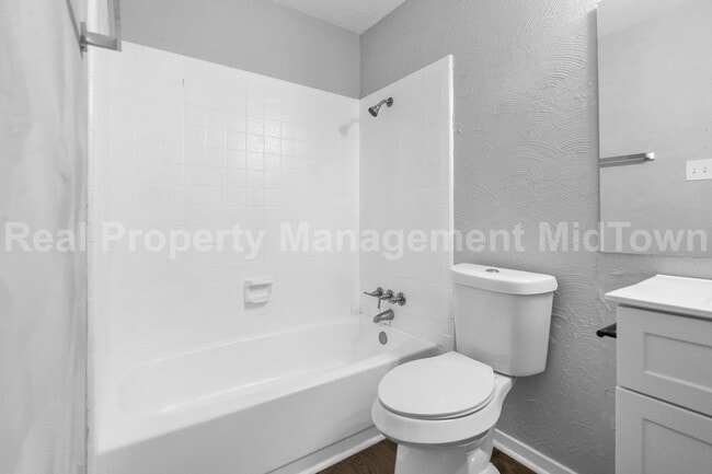 Building Photo - 2801 Meadowview Dr