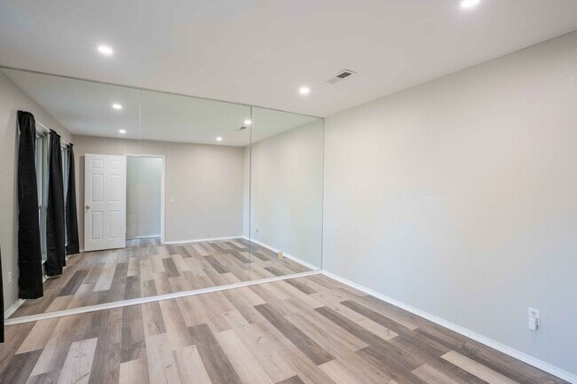 Building Photo - ***NEW LOWERED PRICE*** 3 Bed / 2 Bath / Near Tulsa Arts District / $1750