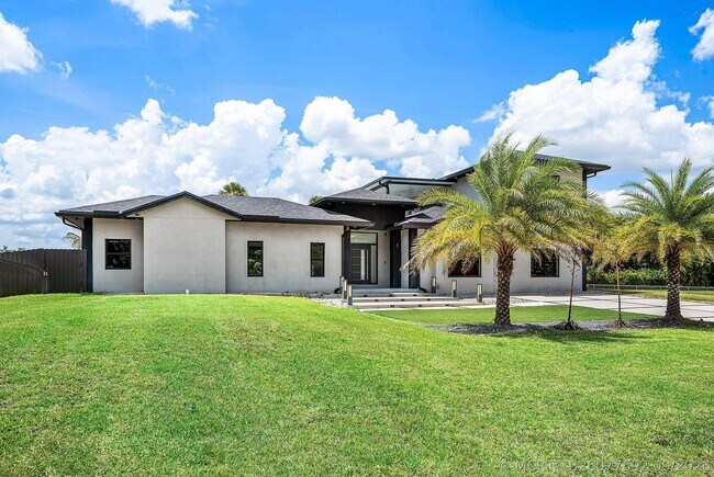 Building Photo - 641 Marshall Rd