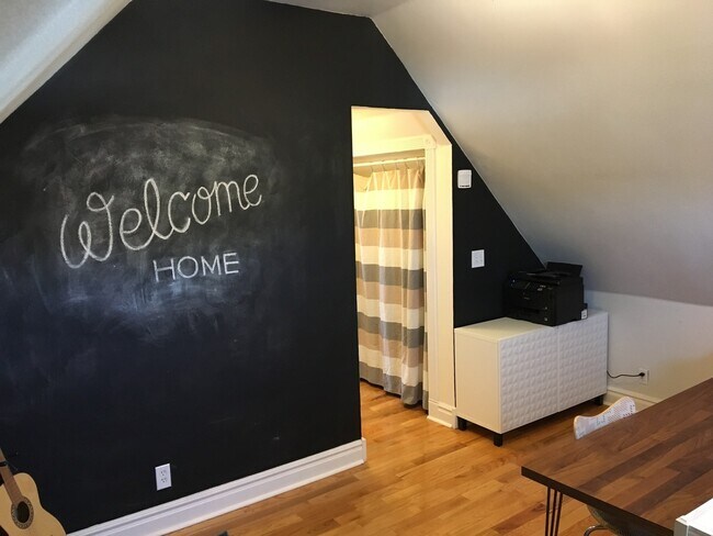 Building Photo - Bright and Cozy 2-Bedroom in Sunnyside wit...