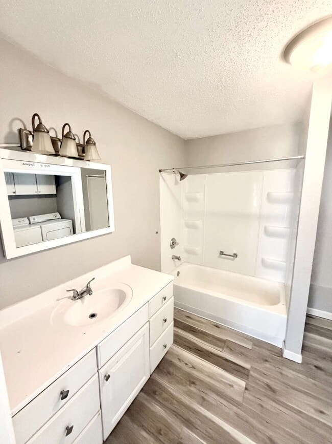Building Photo - 3 Bedroom, 1 Full Bath