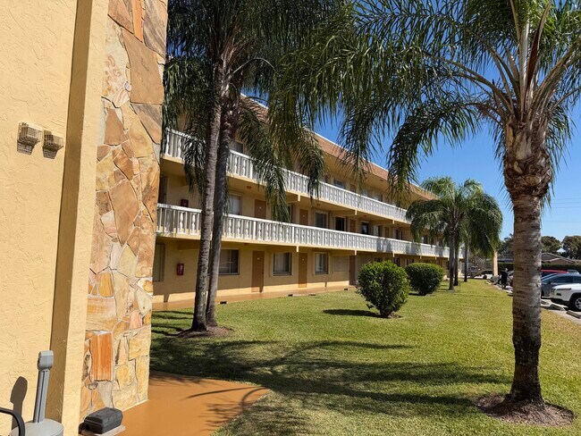 Building Photo - 600 Village Green Ct