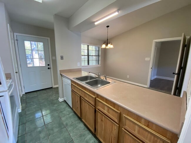 Building Photo - 4 bedroom 2 bath in Village Green