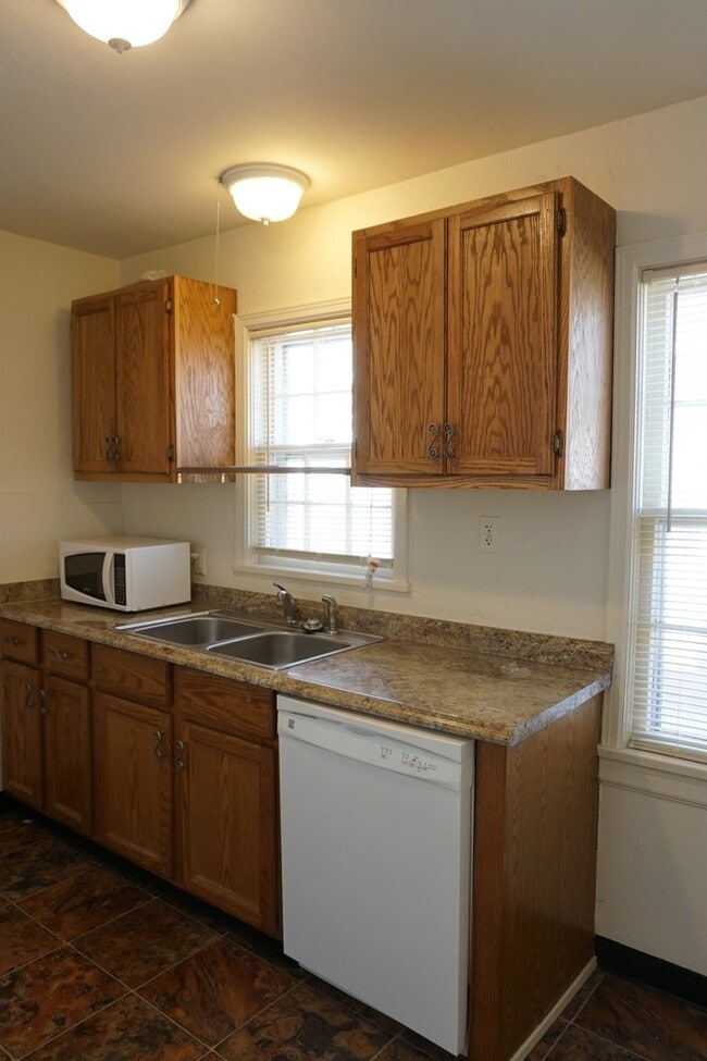 Building Photo - Beautiful home near College Hill!
