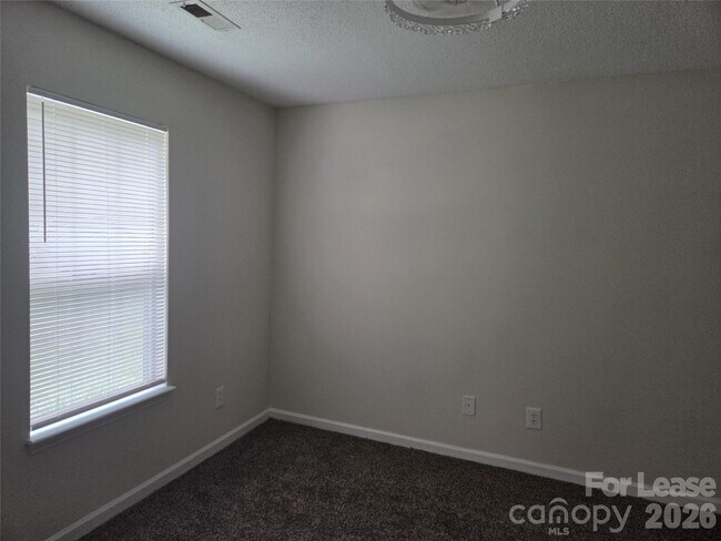Building Photo - 121 Foxglove Dr